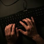 営業マンが限界を感じながら残業をこなす様子