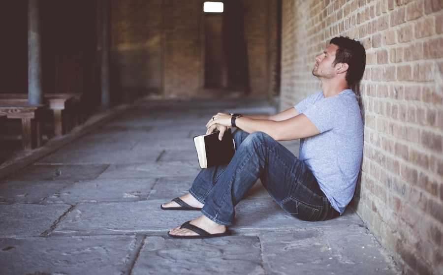 疲労で疲れ切っていいる男性営業マンの様子