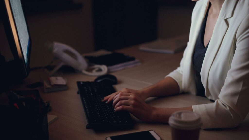女性営業マンが一人、残業を必死にこなしている様子