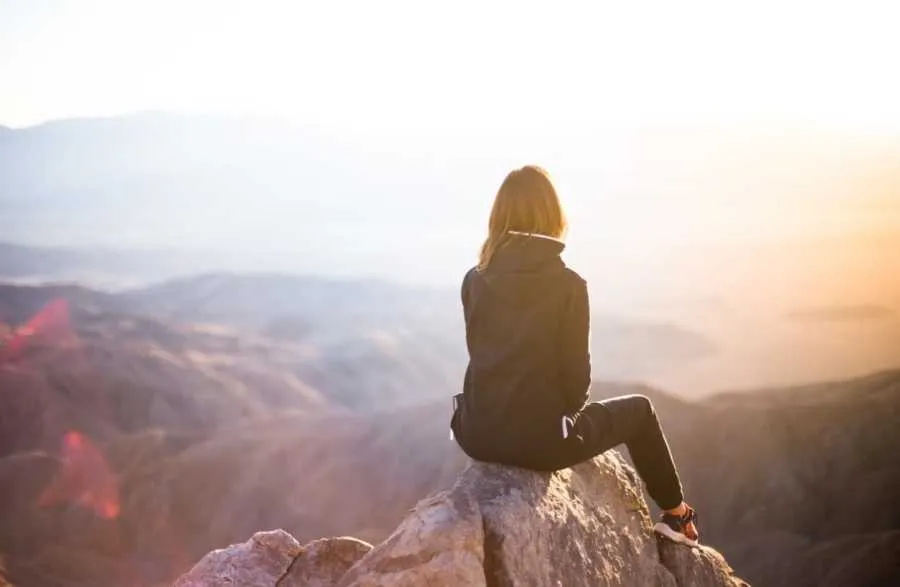 事由を求めて旅に来て一人考えている女性